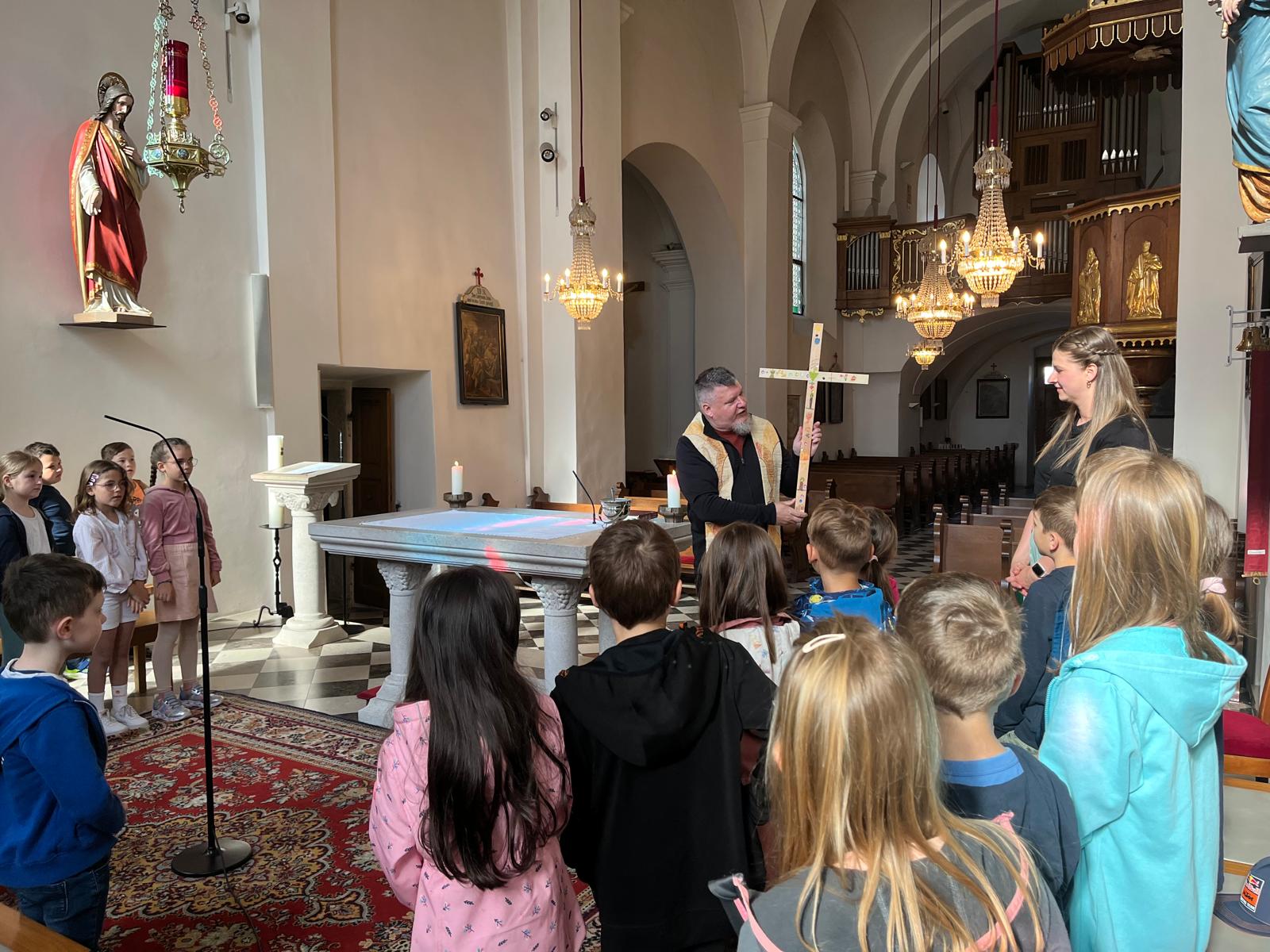 Kreuzsegnung für die Volksschule / Monika Pein