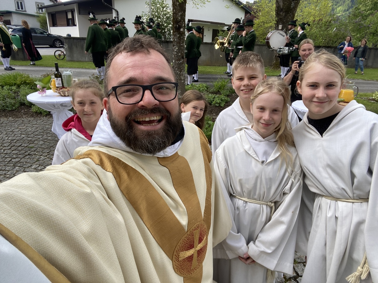 Ministranten mit Pater Ulrich / Pater Ulrich Diel OSB Pfarre Altenmarkt an der Enns